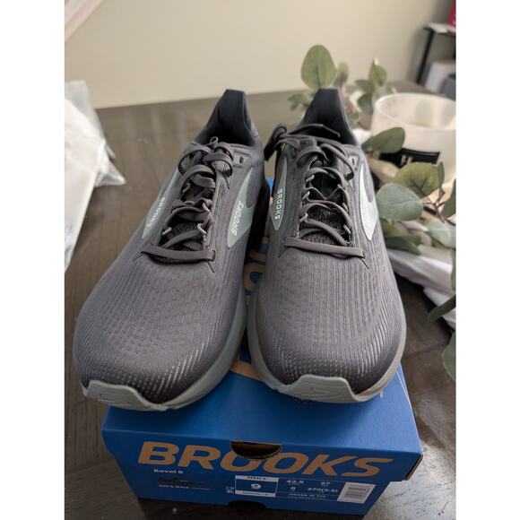 NWT Brooks Running Men's Revel 8 size 9 - Picture 1 of 4
